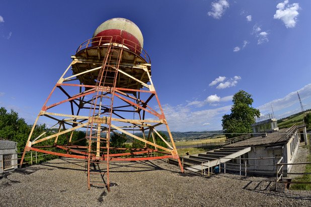 Кулата за радара е най-високото съоръжение тук. Ръждясала и поизбеляла, тя все още респектира с индустриалния си вид