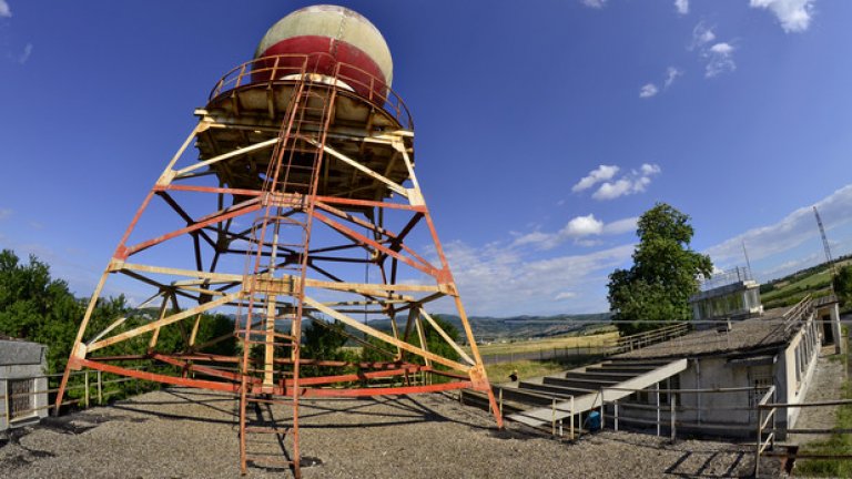 Кулата за радара е най-високото съоръжение тук. Ръждясала и поизбеляла, тя все още респектира с индустриалния си вид