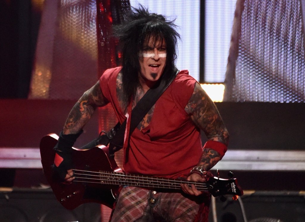 Nikki Sixx
Басистът на Motley Crue предозира с хероин на 23 декември 1987 г. Опитите да бъде съживен на мястото на инцидента се оказват неуспешни и парамедиците го обявяват за мъртъв. Все пак един от тях забива две спринцовки адреналин в гърдите му (помните ли "Криминале"?) и успява да го съживи. Историята е документирана в книгата на Sixx, носеща името "Хероиновите дневници".