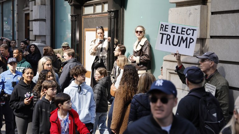 Арестуваха Доналд Тръмп, а той обяви, че е невинен по 34 обвинения (Снимки)
