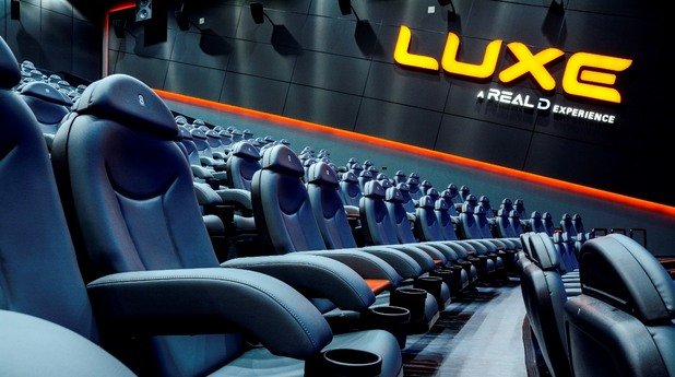 LUXE залата разполага с 300 луксозни кресла, които предлагат удобство и комфорт дори и на най-претенциозните зрители