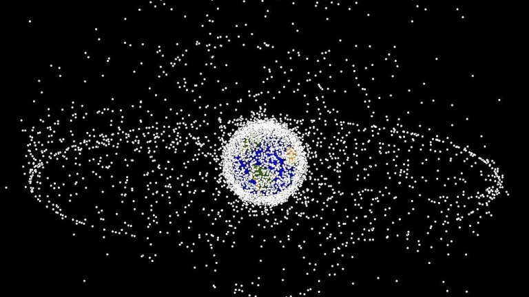 Компютърно изображение, представящо местоположенията, но не и относителните размери, на космическите отпадъци,
