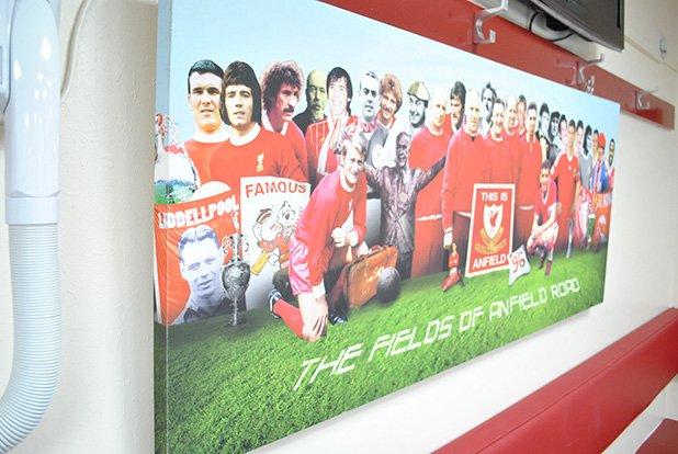 В съблекалнята има и фотоколаж с легенди на тима от различни поколения. За да показва на футболистите за кой клуб играят.