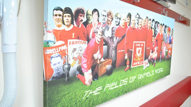 В съблекалнята има и фотоколаж с легенди на тима от различни поколения. За да показва на футболистите за кой клуб играят.