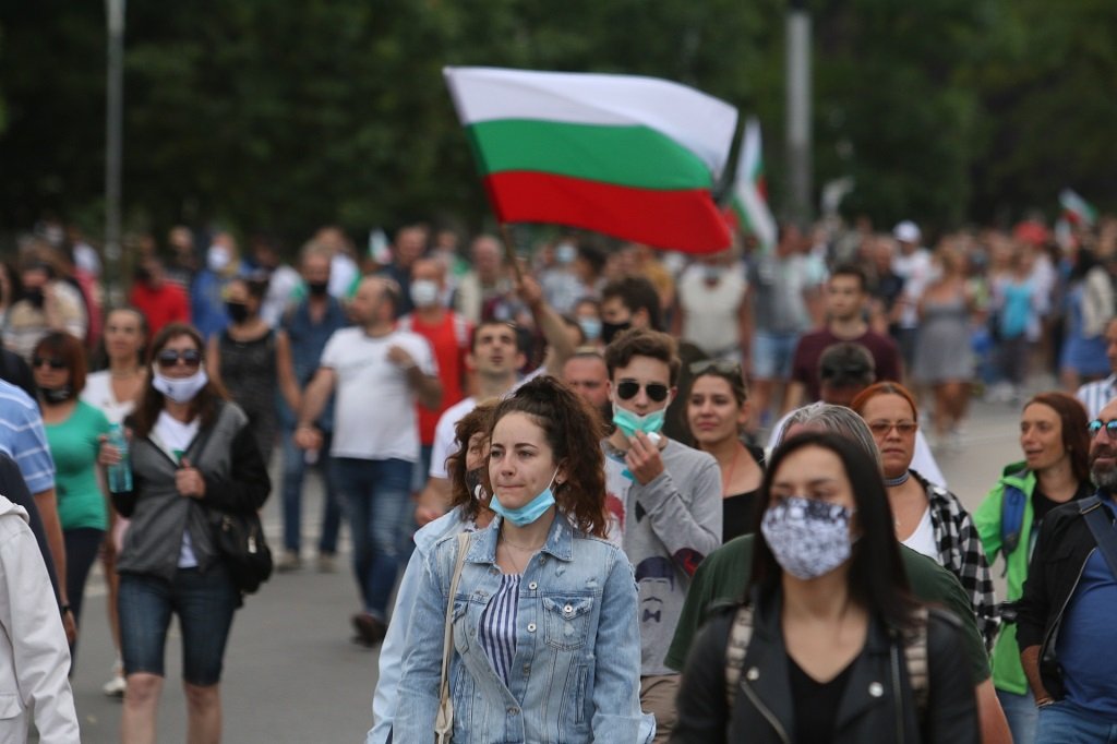 В центъра на София гражданите този път започнаха да се събират в 15:30 ч., отново в триъгълника на властта. Исканията са същите като в предишните дни - оставка на правителството и на главния прокурор.