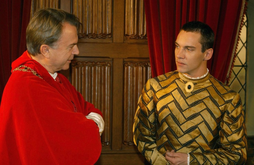 Цар, господар и отявлена гадина
Макар че предпочита да играе “добрите момчета” във филмите, феновете на Майърс го познават предимно с ролята му на персонаж, който обича да издевателства психически и физически над останалите за забавление. 
Първият пример е може би най-познатото му превъплъщение - играе Хенри VIII в историческата драма “Династията на Тюдорите”, следва ролята във филма на Уди Алън “Мач пойнт”, за да се стигне до последните му появи на екран в петия сезон на “Викингите” и минисериалa на Netflix “Дракула”.