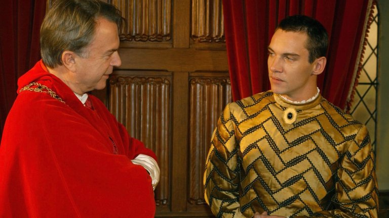 Цар, господар и отявлена гадина
Макар че предпочита да играе “добрите момчета” във филмите, феновете на Майърс го познават предимно с ролята му на персонаж, който обича да издевателства психически и физически над останалите за забавление. 
Първият пример е може би най-познатото му превъплъщение - играе Хенри VIII в историческата драма “Династията на Тюдорите”, следва ролята във филма на Уди Алън “Мач пойнт”, за да се стигне до последните му появи на екран в петия сезон на “Викингите” и минисериалa на Netflix “Дракула”.