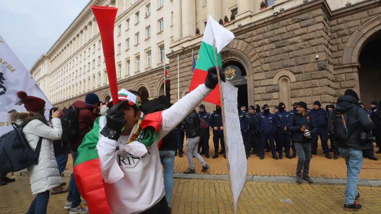 "Възраждане" на протест срещу мерките, Петков излезе да говори с тях (Снимки)