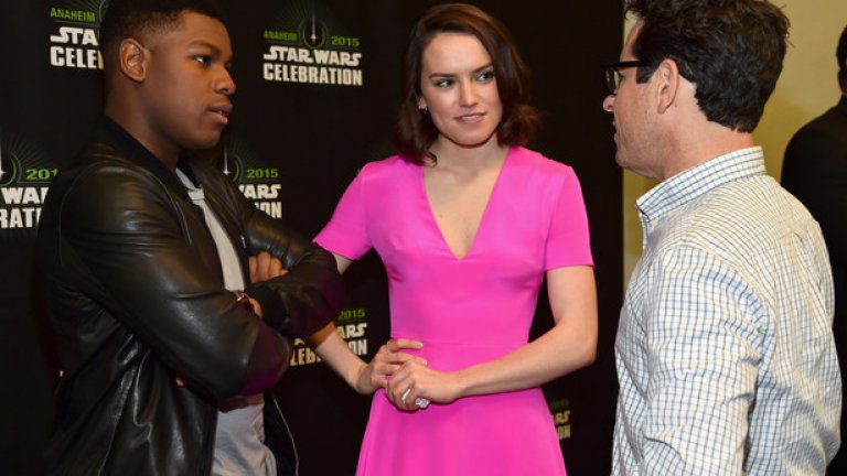 С Джон Бойега (вдясно) и режисьора Джей Джей Ейбрамс на поредното Star Wars събитие