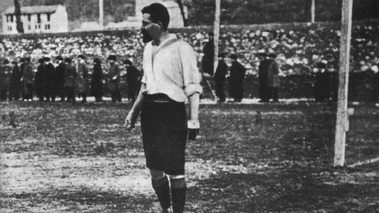 Джеймс Ричардсън Спенсли
Спенсли е бил лекар, футболист, треньор и търсач на таланти от Лондон, който през 1896 година пристига в Генуа. Там той се включва в местния британски клуб за крикет и лека атлетика и основава секция за футбол. Така се ражда първият футболен клуб в Италия. Със Спенсли начело Дженоа печели шест титли на Италия.