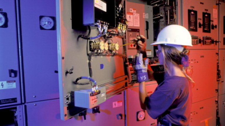 По схемата на емоционалната ми верига протече силна електромагнитна енергия, която така увеличи интензитета на телесното магнитно поле, че аз се почувствах неудържимо привлечен от теб.