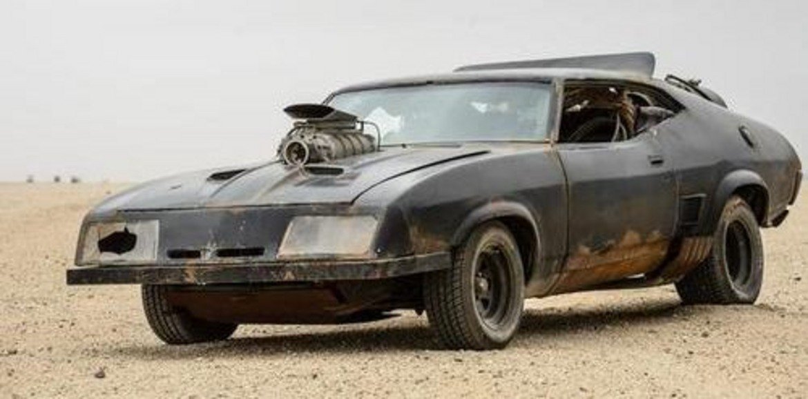  XB GT Ford Falcon 1973, "Лудият Макс" 

Едно от нещата, които внушават истински и безкомпромисен респект към Лудия Макс, е автомобилът му. Това е Ford Falcon от 1973 г., който върви с осемцилиндров двигател. Донякъде е учудващо, че колата е дело на австралийски, а не на американски дизайнерски екип – проектирана е в Мелбърн. 

За целите на филма предната част на Ford Falcon е леко променена, снабден е с доста по-дебели гуми и двигателят се подава впечатляващо от предния капак. Освен това суперкомпресор осигурява на автомобила ударна доза мощност, когато тя е необходима на Лудия Макс. В реалния живот, за добро или лошо, подобна опция няма.  