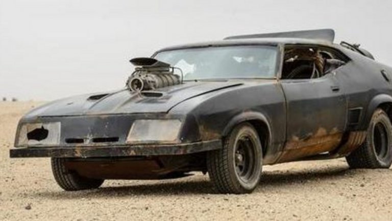  XB GT Ford Falcon 1973, "Лудият Макс" 

Едно от нещата, които внушават истински и безкомпромисен респект към Лудия Макс, е автомобилът му. Това е Ford Falcon от 1973 г., който върви с осемцилиндров двигател. Донякъде е учудващо, че колата е дело на австралийски, а не на американски дизайнерски екип – проектирана е в Мелбърн. 

За целите на филма предната част на Ford Falcon е леко променена, снабден е с доста по-дебели гуми и двигателят се подава впечатляващо от предния капак. Освен това суперкомпресор осигурява на автомобила ударна доза мощност, когато тя е необходима на Лудия Макс. В реалния живот, за добро или лошо, подобна опция няма.  