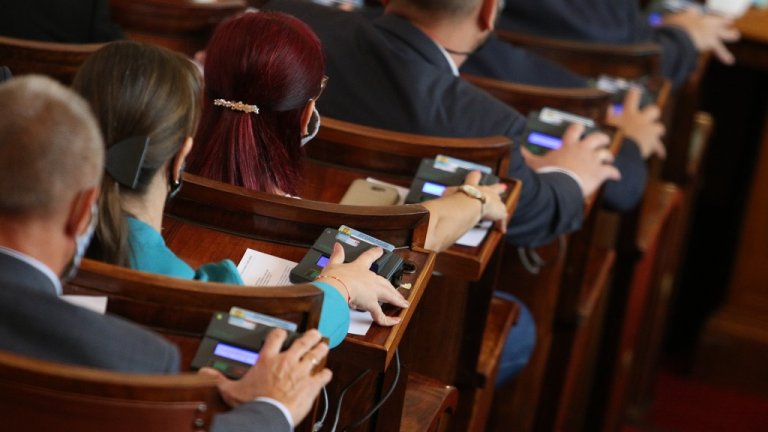 Депутатите разгледаха  доклад на два законопроекта, внесени от ГЕРБ и "Обединени патриоти"