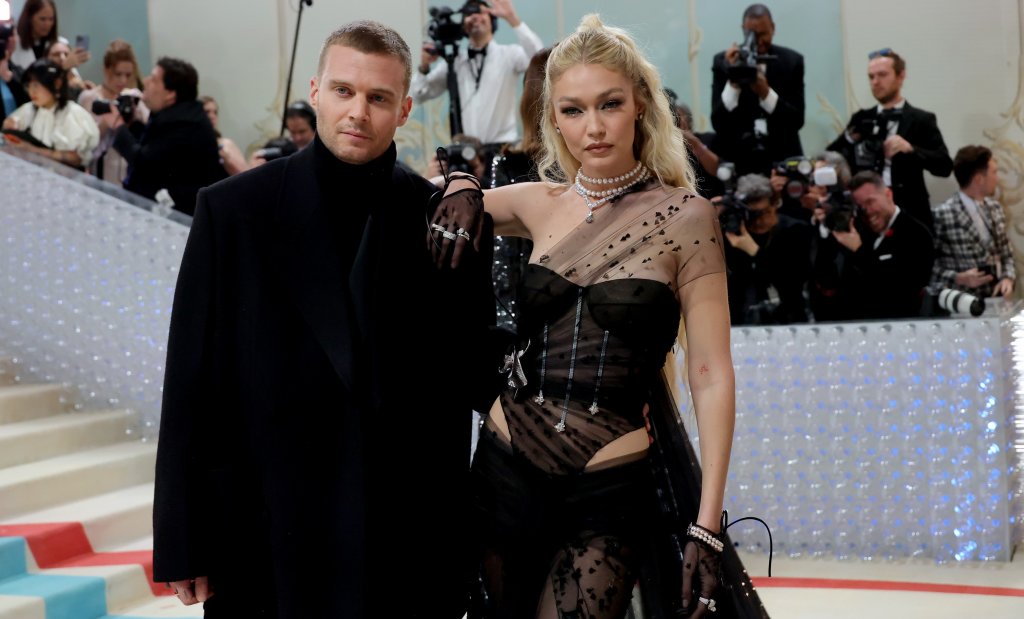 Джиджи Хадид 
Моделът позира в черна прозираща рокля на Prada посипана с кристали, която интерпретираше черната рокля с корсет от 90-те по дизайн на Карл Лагерфелд.
