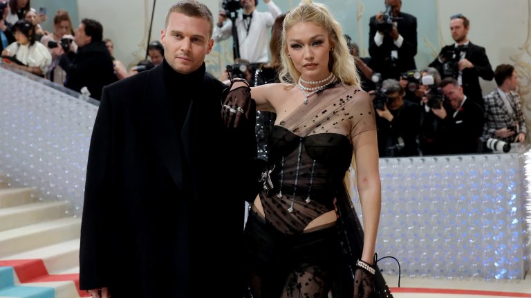 Джиджи Хадид 
Моделът позира в черна прозираща рокля на Prada посипана с кристали, която интерпретираше черната рокля с корсет от 90-те по дизайн на Карл Лагерфелд.