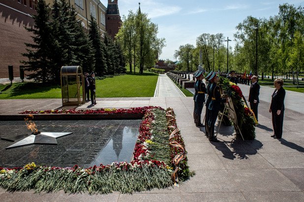 Преди началото на днешната среща между Ангела Меркел и Владимир Путин, двамата лидери поднесоха венци на гроба на Незнайния войн край стената на Кремъл