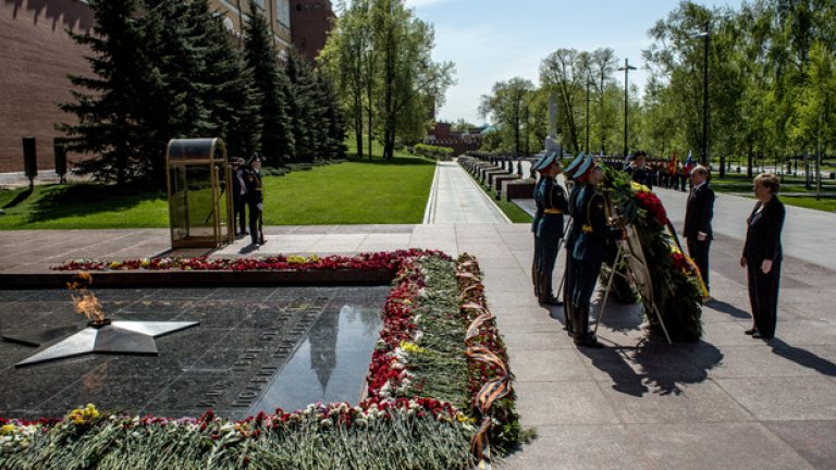 Преди началото на днешната среща между Ангела Меркел и Владимир Путин, двамата лидери поднесоха венци на гроба на Незнайния войн край стената на Кремъл