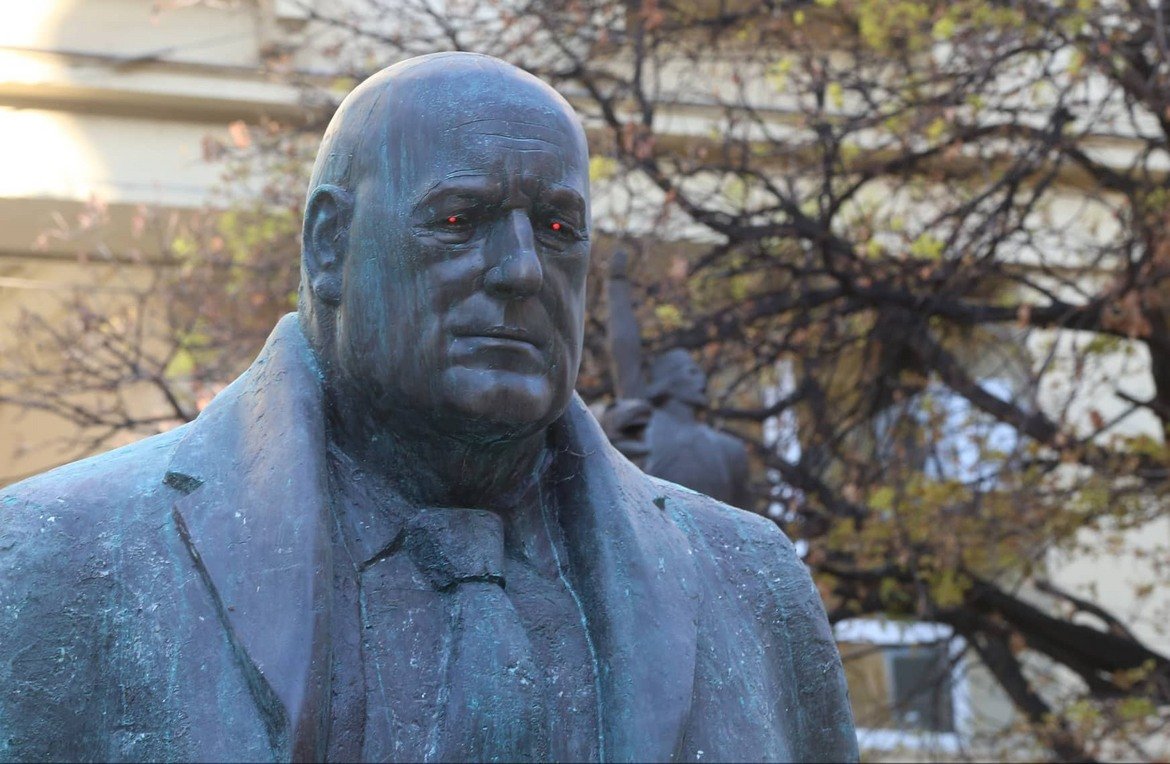 Паметник на Бойко Борисов се появи на площад "Гарибалди"
