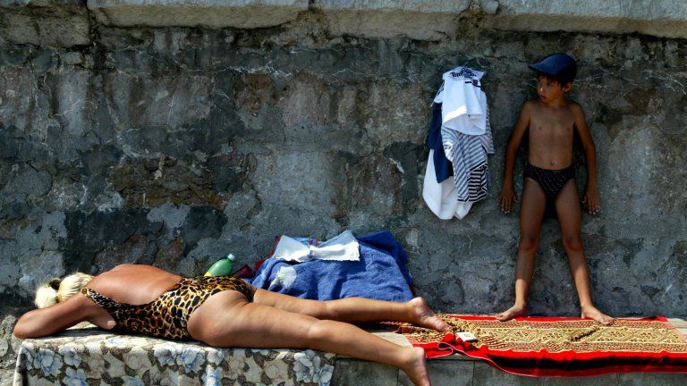 Там има магазин на Кореком. Обаче ние нямаме долари...