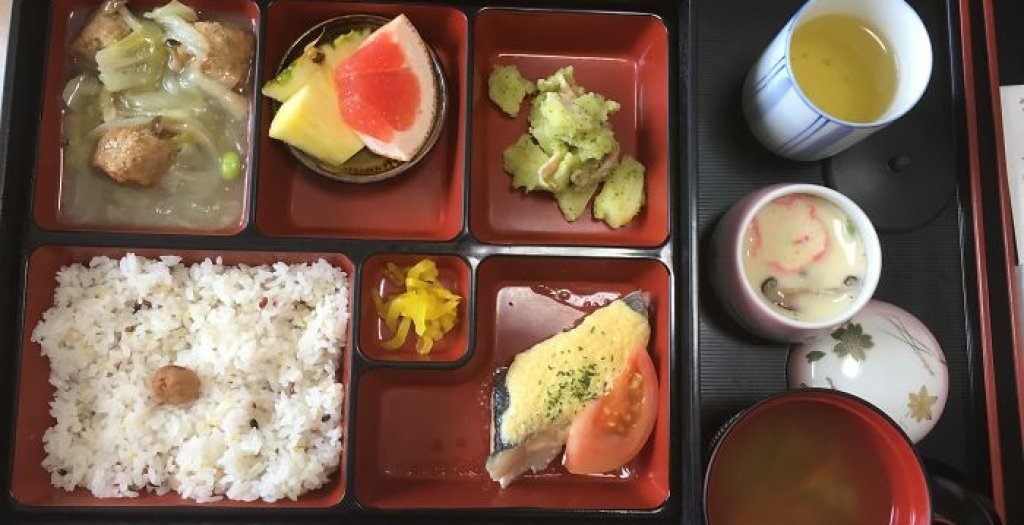 Ципура, салата с макарони, пилешки кюфтета, маринована ряпа, ориз, мисо супа, сладък яйчен крем (Chawan Mushi), зелен чай.