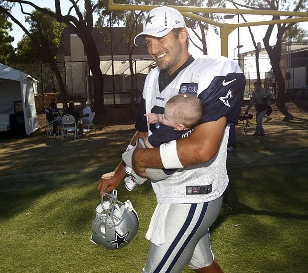 Тони Ромо, една от мегазвездите на американския футбол, носи новородения си син Ривърс през март. Малкият ще се присъедини в семейството към Хоукинс, който скоро навърши 2 г.