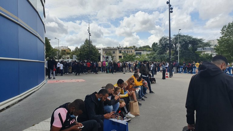 Фенове на ПСЖ започнаха да се събират на стадиона в очакване на Меси