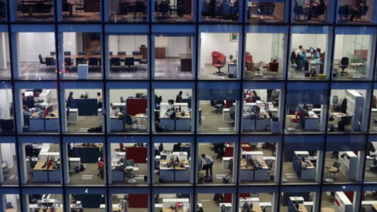 Работната седмица на места като юридически фирми, банки и високотехнологични компании стабилно се увеличава до нива, които вече се считат за неприемливи от доста хора