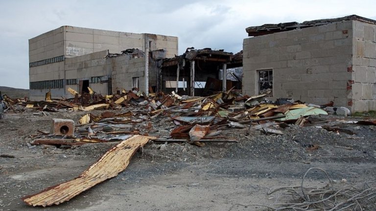 Колският свръхдълбок сондаж, Мурманск 
Това е най-дълбокият сондажен отвор в света и е вписан официално в книгата с рекорди "Гинес" - по-дълбок е и от Марианската падина. Проектът започва през 1962-а и цели изучаването на земните недра чрез свръхдълбоки сондажи. На 27 септември 1984-а обаче се случва тежък инцидент, при който сондата заедно с главата и вала й се заклещват. 
Налага се започване на копаенето наново от 7-мия километър. Следва поредица от по-дребни инциденти, докато през 1990-а става ясно, че не може да се дълбае дори и с модерна техника. През 1992-а проектът е окончателно замразен.