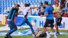 Шокиращ бой спря първенството на Мексико (видео)