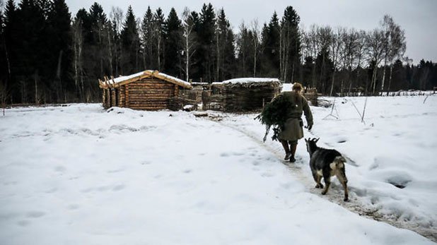 Павел Сапожников върви към къщата, която ще е негов дом за 6 месеца