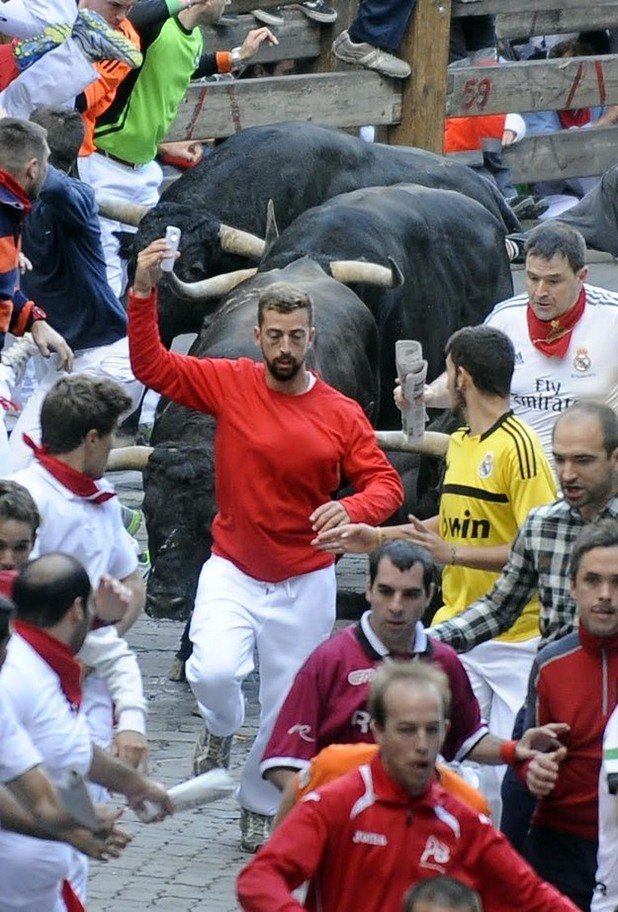 Този мъж си направи селфи, докато бягаше от биковете в Памплона, Испания. След тази снимка полицията го обяви за издирване като опасен за себе си и обществото