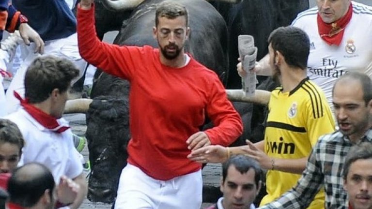 Този мъж си направи селфи, докато бягаше от биковете в Памплона, Испания. След тази снимка полицията го обяви за издирване като опасен за себе си и обществото
