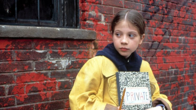 “Шпионката Хариет”
Големият дебют на Трактенбърг в киното беше със семейната комедия от 1996 г. - “Шпионката Хариет”. В нея актрисата си партнира с Роузи О’Донъл и играе 11-годишен таен агент, посветил единствено бавачката си в международните си мисии.