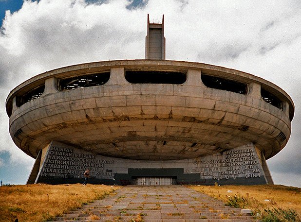 Бузлуджа също прилича на летяща чиния. Това е най-големият идеологически монумент в България. Официалното име е Дом-паметник на партията.  Построен е през 1981 г. в чест на 90-годишнината от Бузлуджанския конгрес, с който се учредява Българската социалдемократическа партия. В момента се нуждае от спешен ремонт.
