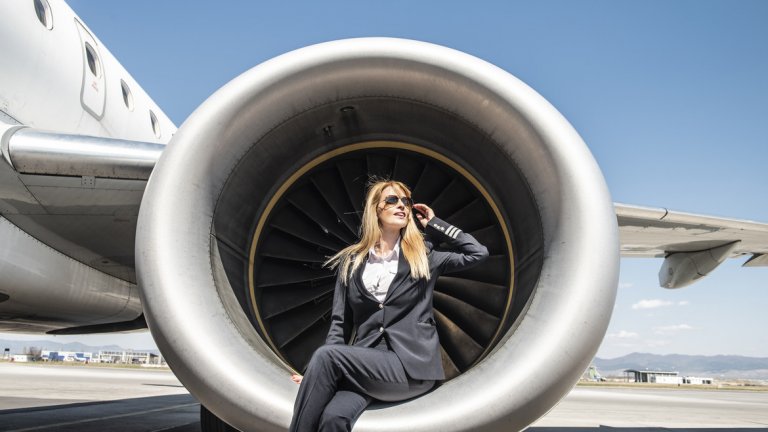 Това да е жена пилот е голямо предизвикателство не само заради отговорността, но и заради графика. За пилотите няма делнични и празнични дни, а вечерните смени продължават до късно и Надежда понякога се прибира след полунощ. Затова и подкрепата на семейството й е много важна.