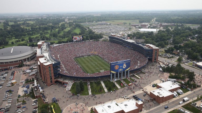 Рекордните 109 318 зрители върнаха лентата към времената от 50-те и 60-те години, когато на футбол в Европа са виждани такива тълпи. Сега най-големият стадион на Стария континент е "Камп ноу" в Барселона, но и той не е за над 100 000.