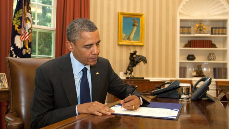 Американският президент Барак Обама подписва документ