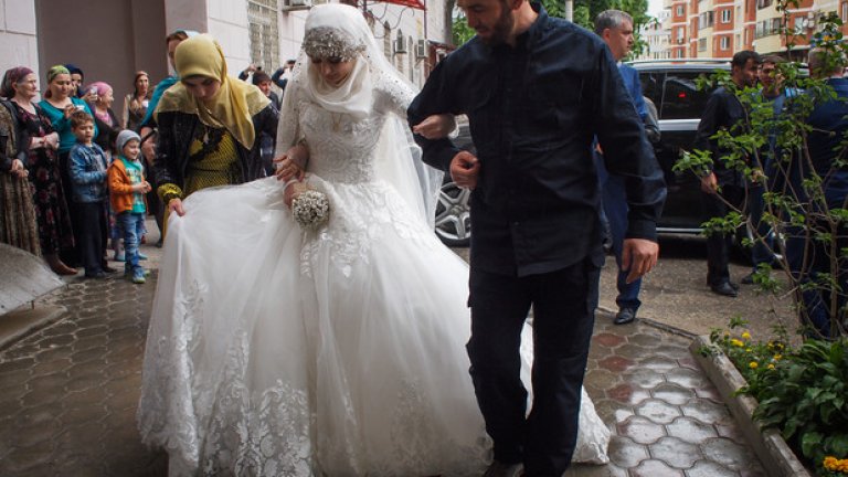 Момичето беше придружено от началника на кабинета на чеченския ръководител - Магомед Даудов-Лорда