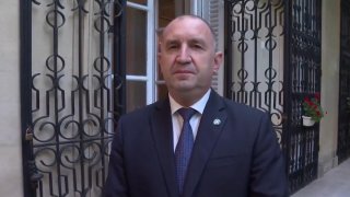 Радев посочва още, че смята, че страната ни не бива да бъде в коалиция, която настоява за финансова и военна помощ за Украйна