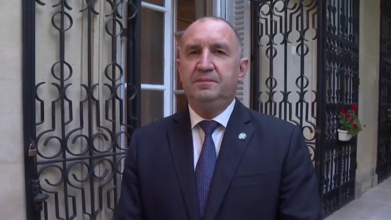 Радев посочва още, че смята, че страната ни не бива да бъде в коалиция, която настоява за финансова и военна помощ за Украйна