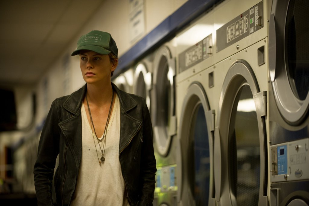 Dark places със сигурност не е един от най-качествените трилъри на миналата година, поне не е това, което неговият автор - Джилиан Флин, написала и „Не казвай сбогом“ заслужава, но пък Терон прави прекрасна роля.  