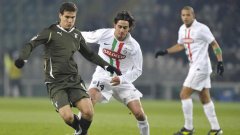 Играчът на Ювентус Акуилани (в бял екип) атакува Ернанес в дербито с Лацио