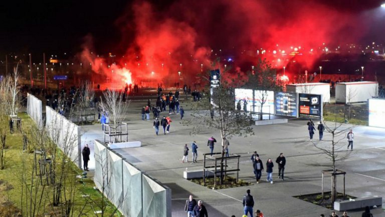 Според данните около 150 ултраси на Олимпик (Лион) са нападнали патрулка пред стадиона. Феновете са хвърляли камъни и други предмети по полицейския автомобил, който е потрошен.