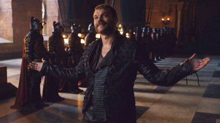 Зад лукавия персонаж на Юрон Грейджой от Game of Thrones застава датският актьор Пилоу Асбек.


