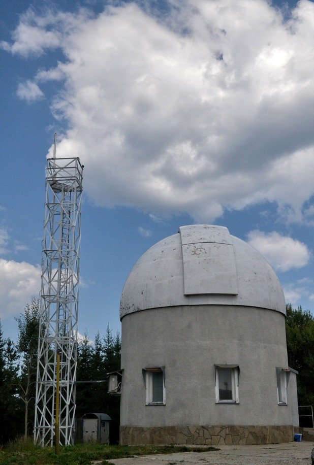 НАО "Рожен" има 3 телескопа и използва още 3 частни, закупени от любители астрономи
