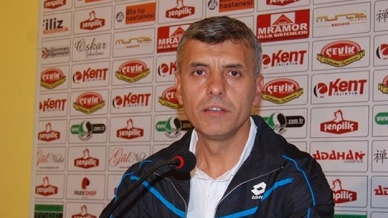 Шабан Йълдъръм
Треньорът на турския клуб Сакарияспор участва в пряко тв предаване, в което трябва да отговаря на въпроси на зрители и фенове. Но в ефир му се обажда един от директорите на клуба и му казва, че е посрамил Сакарияспор и затова е уволнен.