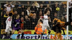 Ирландският национал Кевин Дойл отбелязва победния гол за "вълците"