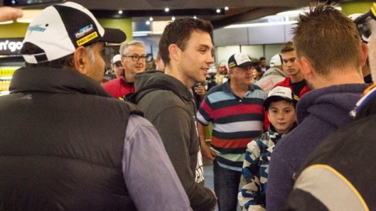 Над 100 фенове посрещнаха Хейдън Падън на летището в Оукланд