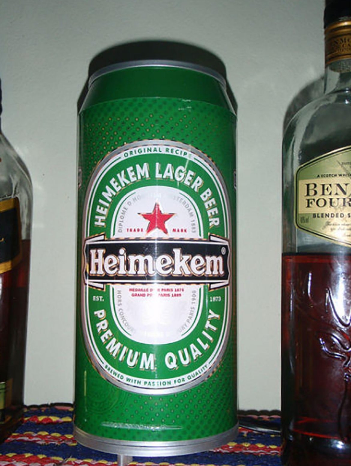 Ако сте жадни, тук е бирата Heimekem. Цветът и логото на кенчето са същите като на холандския оригинал, но вместо Heineken, бирата е Heimekem. Вероятно и вкусът не е същият.